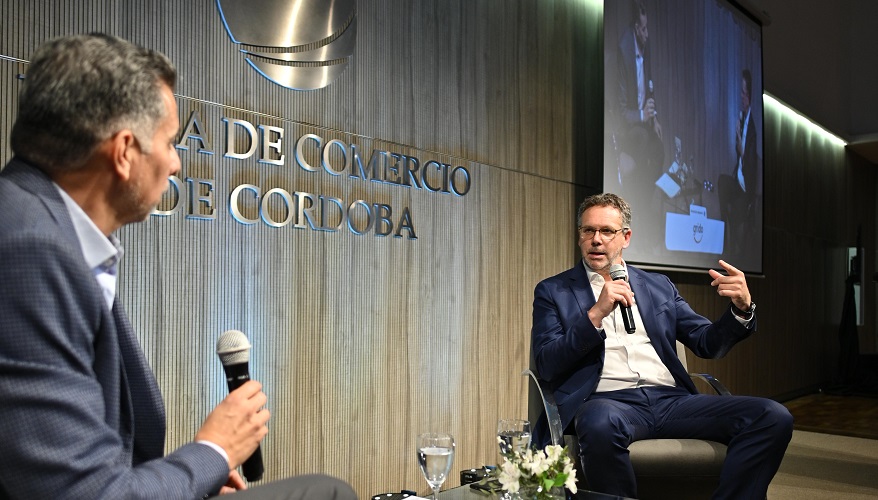El exdirector del Banco Central, Guido Sandleris, puso en duda la eventual dolarización que implementaría Javier Milei.