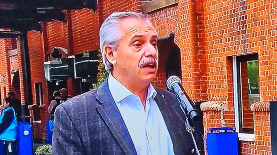 Alberto Fernández habla con los periodistas que se acercaron a la sede de la UCA