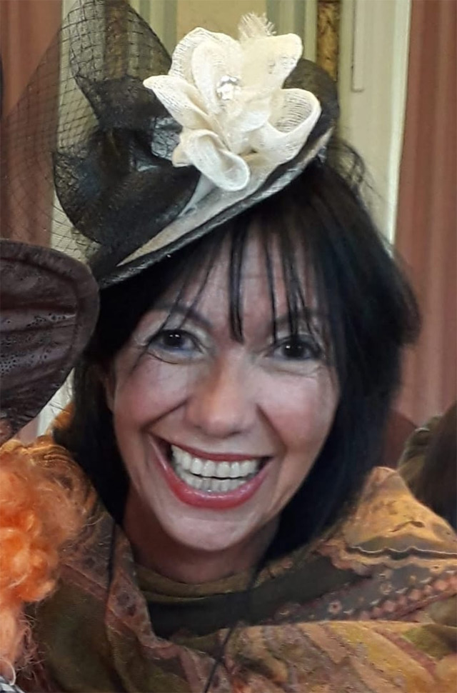 Graciela Misasi, posando el fascinatorios presentado en Hat Show de Hipódromo de Palermo – Otoño Invierno 2019.