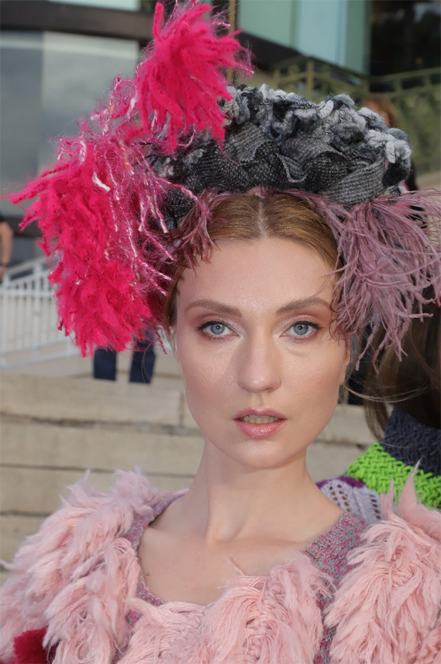 Hat Show – Hipódromo de Palermo – Otoño invierno 2019  Cinturón de lana gris Descartes de lana fucsia Retazo de marabu lila