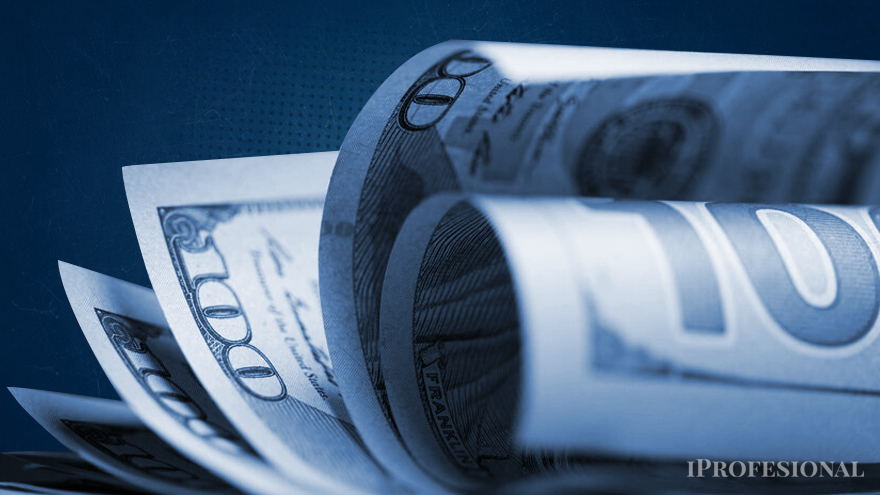 El dólar blue se dispara a $980 en la previa a la asunción de Milei: ¿por qué la city prevé una devaluación más brusca?