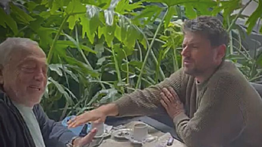 Roberto y Juan Grabois en medio del escrache