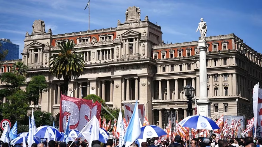 Los sindicatos marcharon a Tribunales para manifestar su rechazo a las reformas laborales del DNU y a los recortes en la nómina de empleados estatales