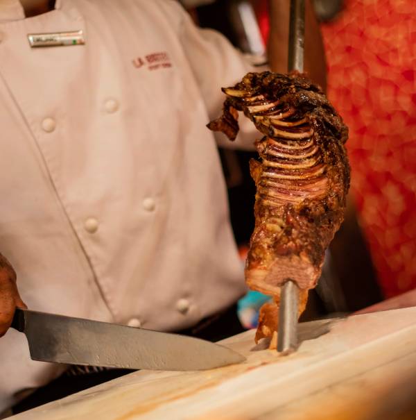Tradición carnívora en Puerto Madero de mano de los asadores de Villegas. 