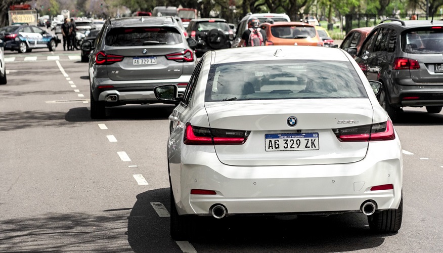 Autos y SUV recorrieron las calles porteñas.