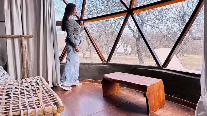 Para climatizar los domos, los de Aguadas de Luna Luxury Camp están diseñados con grandes ventanas para que reflejen luz natural al interior y mantengan el calor del sol durante el día.