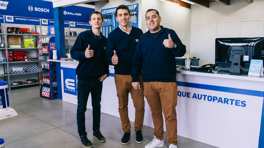 Sin local a la calle, pero con más medio siglo de experiencia en el rubro, salieron a ofrecer franquicias de recambio a casas de repuestos