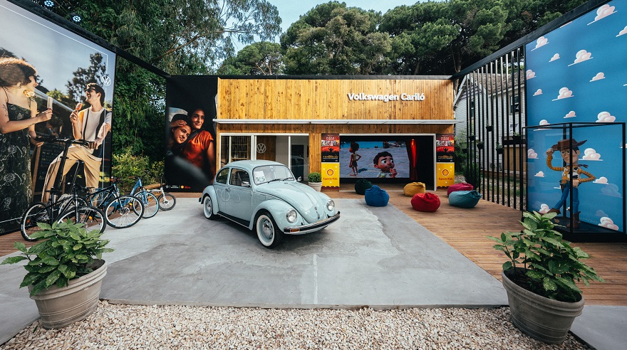 Es Escarabajo ocupa el centro del stand de Volkswagen.