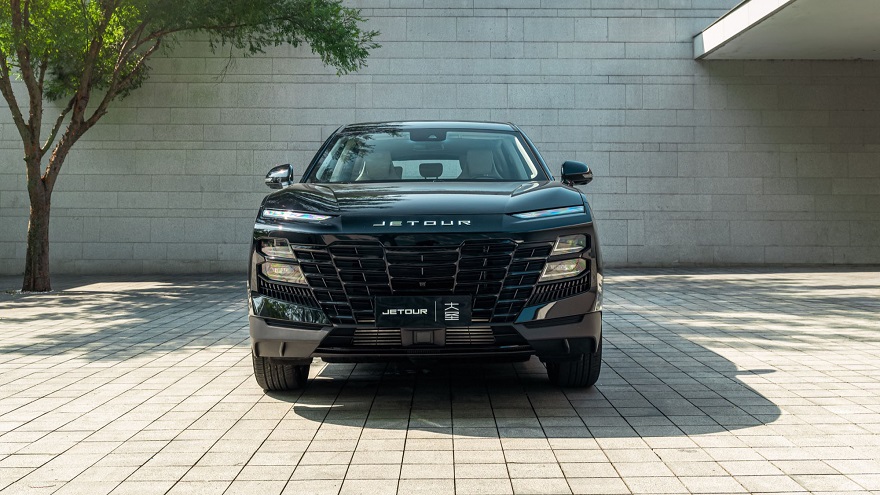 El frontal del Jetour es ancho, con una gran parrilla.