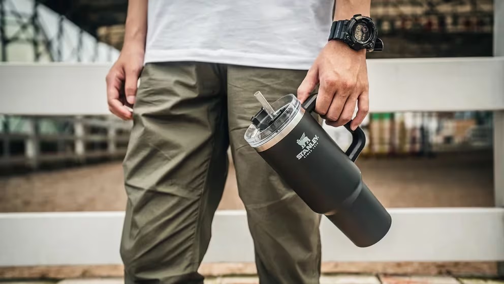 Los termos Stanley son famosos por su icónica estética, tienen una historia que se remonta a más de un siglo