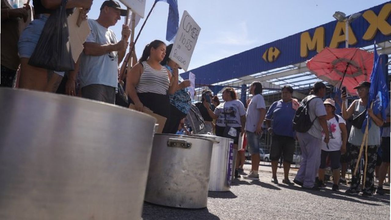 Los militantes se movilizaron a supermercados.