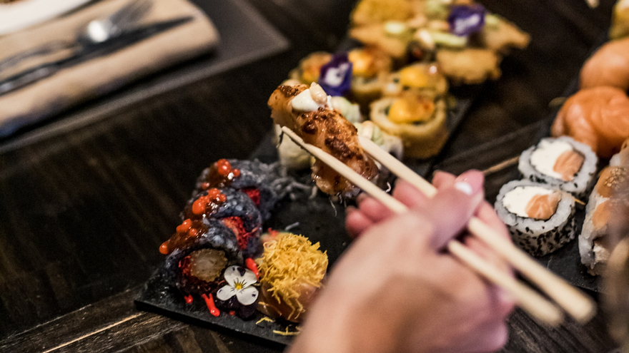 Sushi Club te recibe conun 2 x 1 de Gin Ronic y te regale un  váucher de $5.000 de descuento 