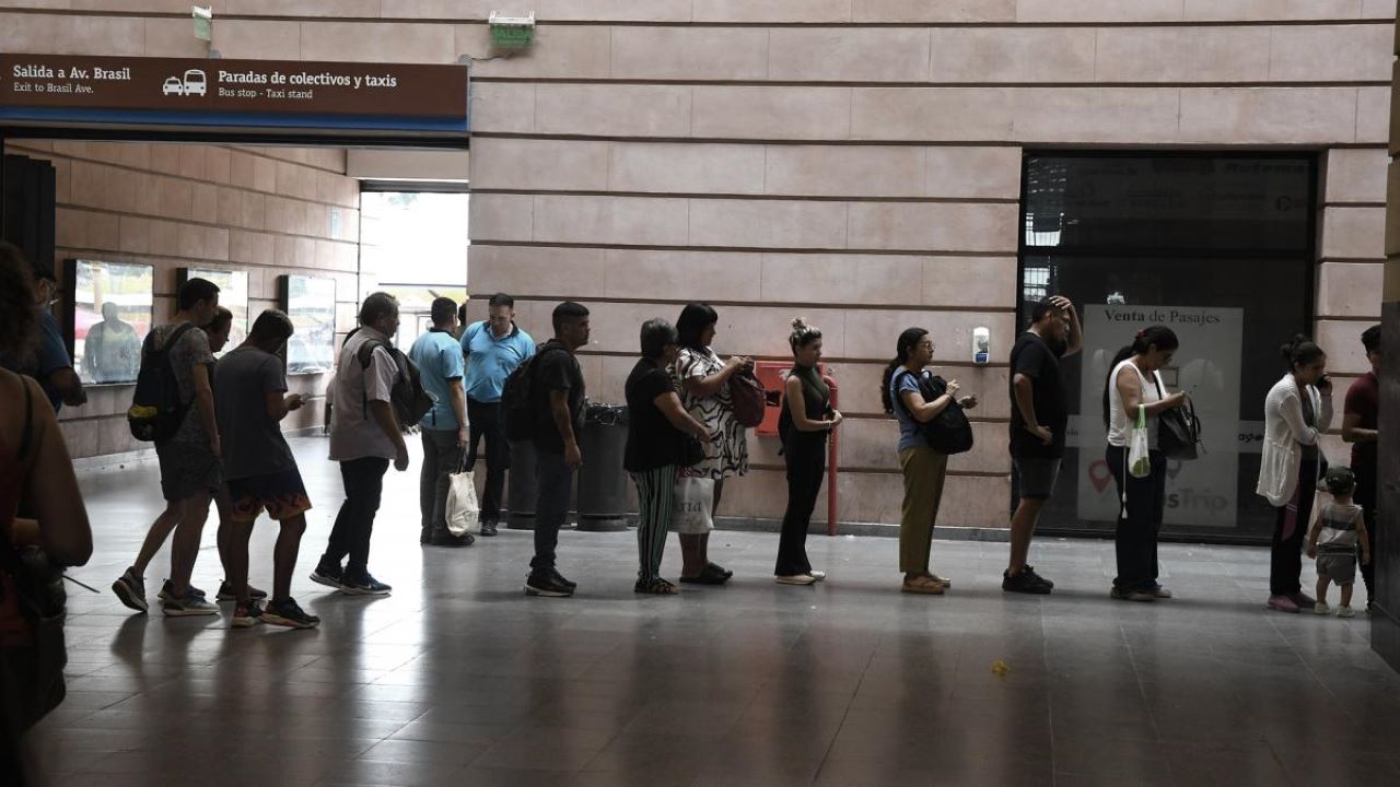 Ante el colapso del sistema SUBE online, las filas para el trámite presencial son cada vez más largas