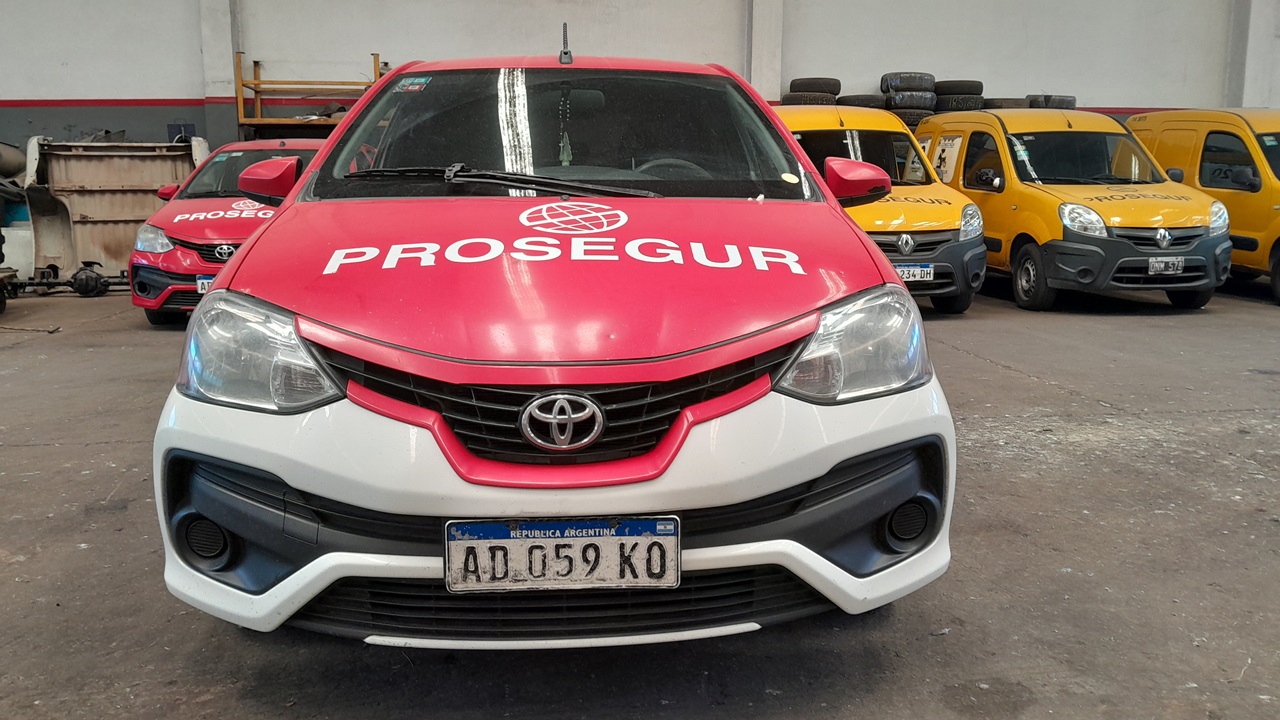 Toyota Etios a remate, con ploteo de Prosegur.