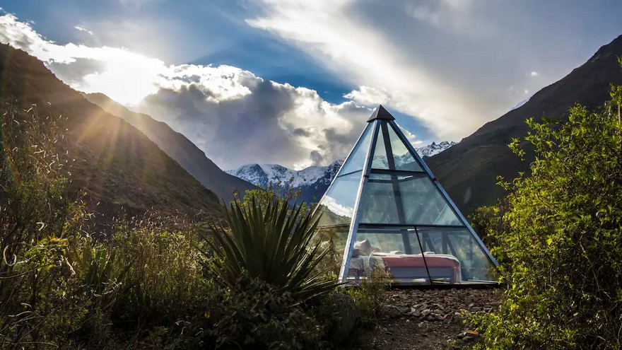 En medio de la montaña bajo el cielo incaico por 