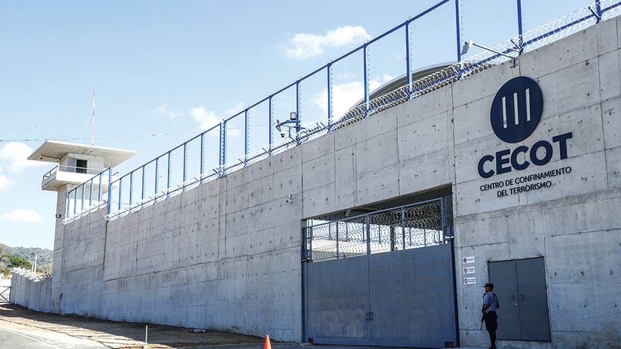 Para entrar a la prisión Cecot hay rigurosos controles