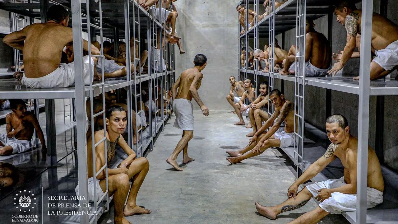 Las literas de los presos no tienen colchones ni sábanas