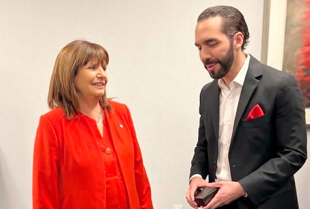 La ministra de Seguridad, Patricia Bullrich, junto al presidente salvadoreño, Nayib Bukele.