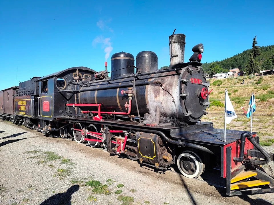 La Trochita es otro de los trenes icónicos para conocer en Argentina
