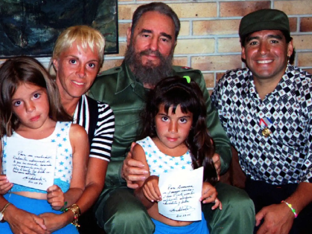 Maradona, Claudia Villafañe y sus hijas Dama y Gianina con Fidel Castro 