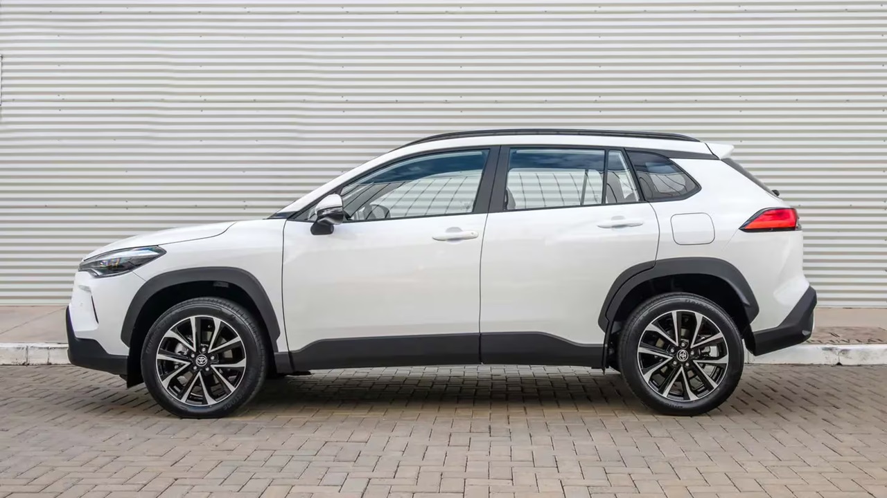 El nuevo Toyota Corolla Cross se ve renovado de perfil por las nuevas llantas.