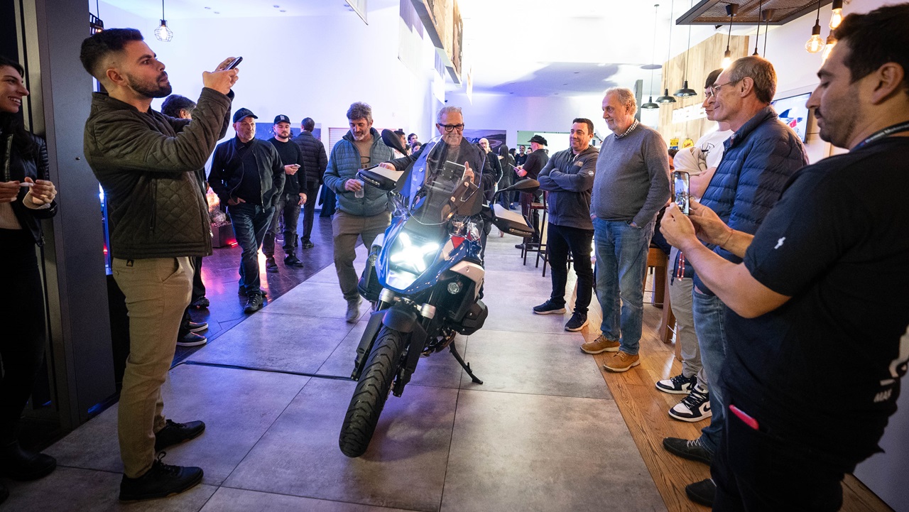 La nueva moto fue la protagonista del encuentro, centro de fotos y flashes.