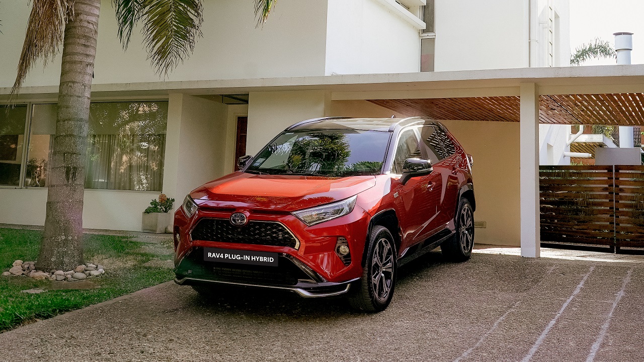 El Toyota RAV4 llegó con tecnología híbrida enchufable.