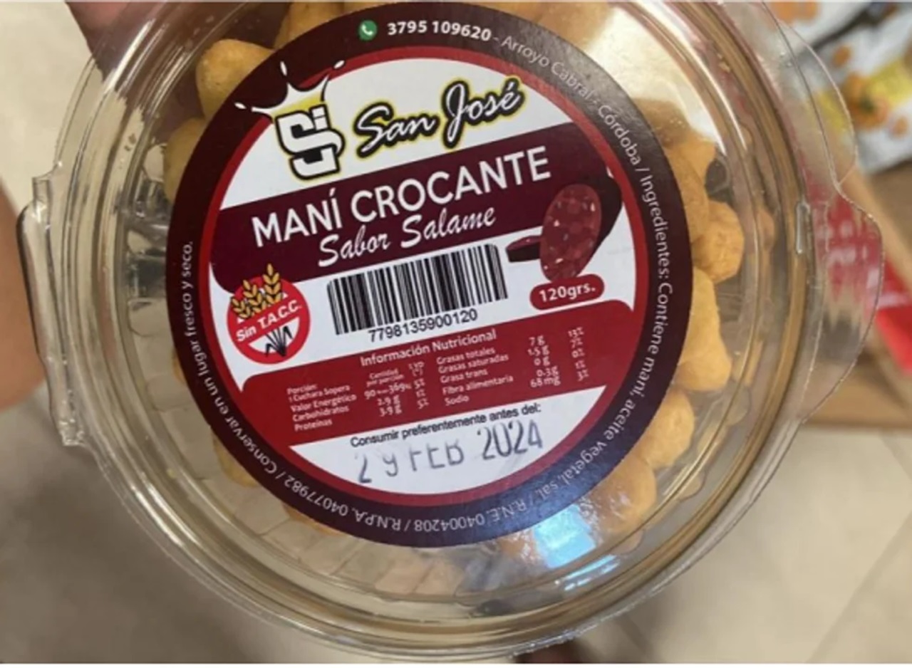 Snacks peligrosos: ANMAT prohíbe consumo de unos palitos salados, maníes y tabla de picadas