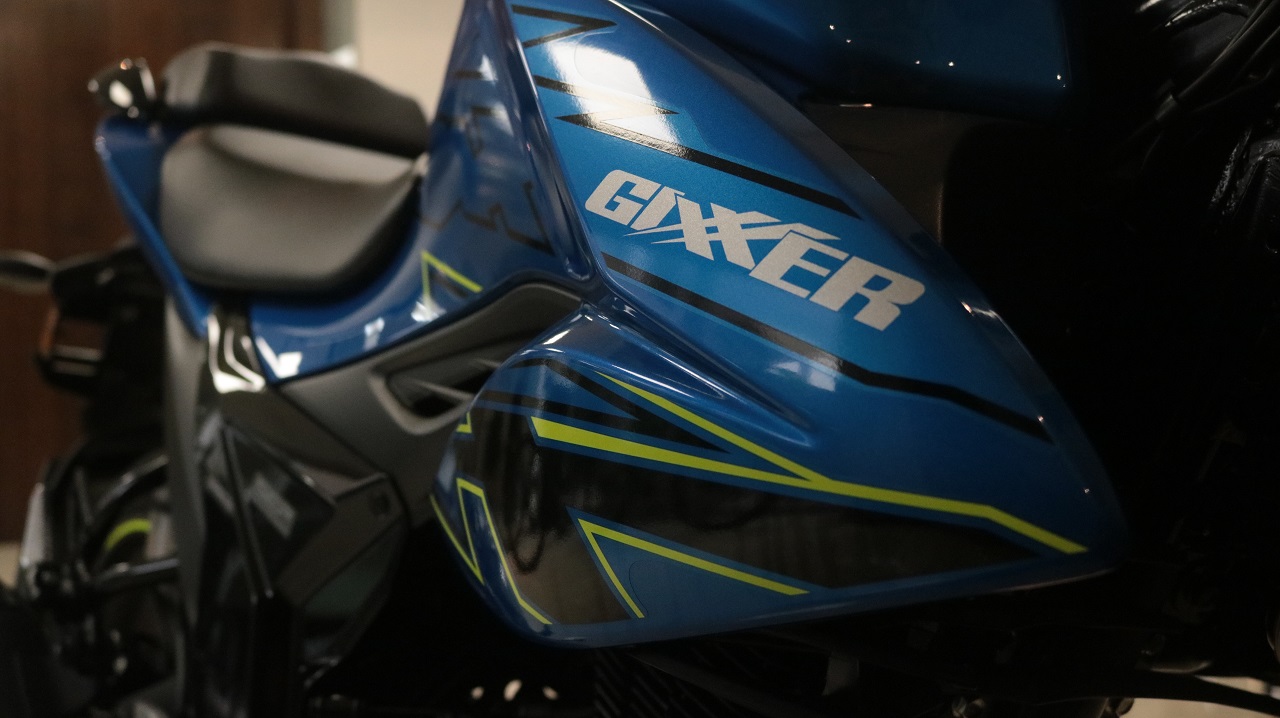 Con diferentes decorados, la moto de Suzuki se ofrece en tres colores.
