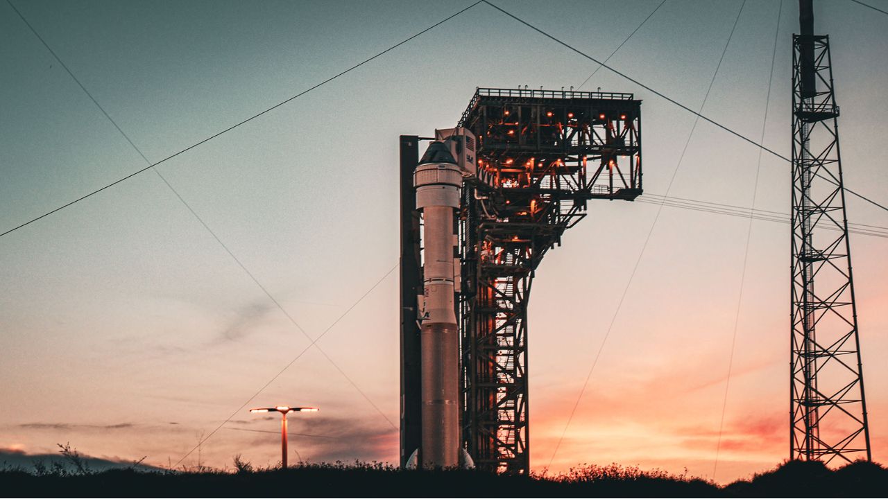 Boeing, con sus 100 años de historia, fue muy favorecida frente a su por entonces advenedizo competidor, pero su programa se fue quedando atrás