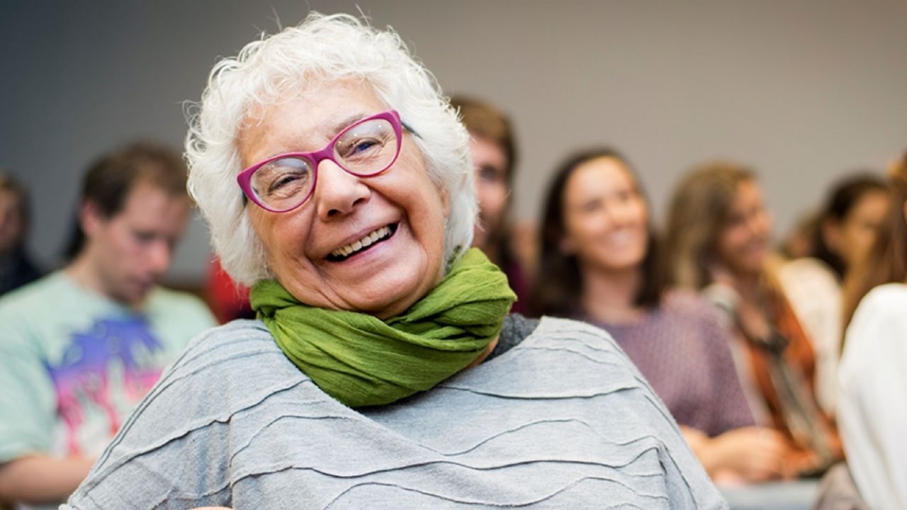 Estos cursos son impartidos por profesionales capacitados y están disponibles en modalidad presencial y virtual, adaptándose a las necesidades y preferencias de los jubilados