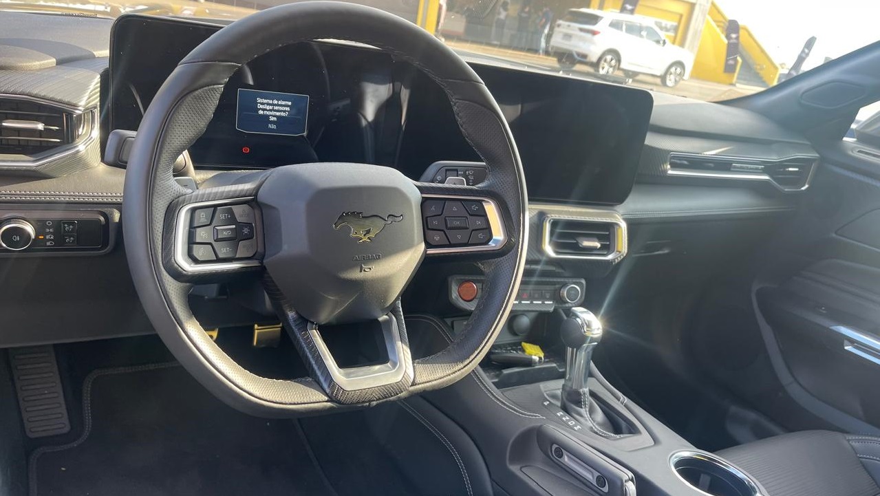 El interior del Mustang tiene un diseño envolvente.