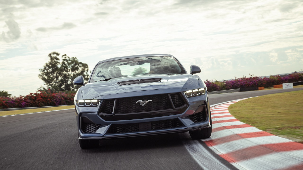 El nuevo Mustang estrena una parrilla más grande y con líneas rectas.