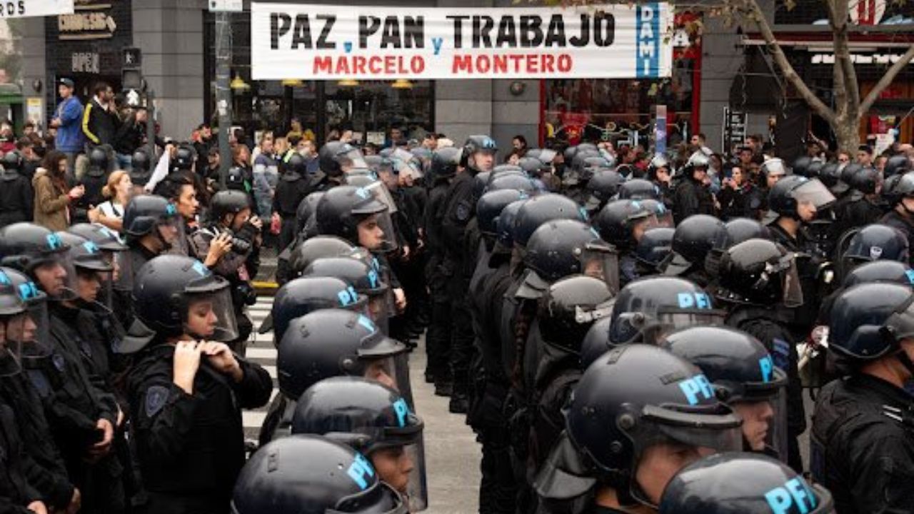 El Congreso permanece vallado y rodeado de un gran número de uniformados