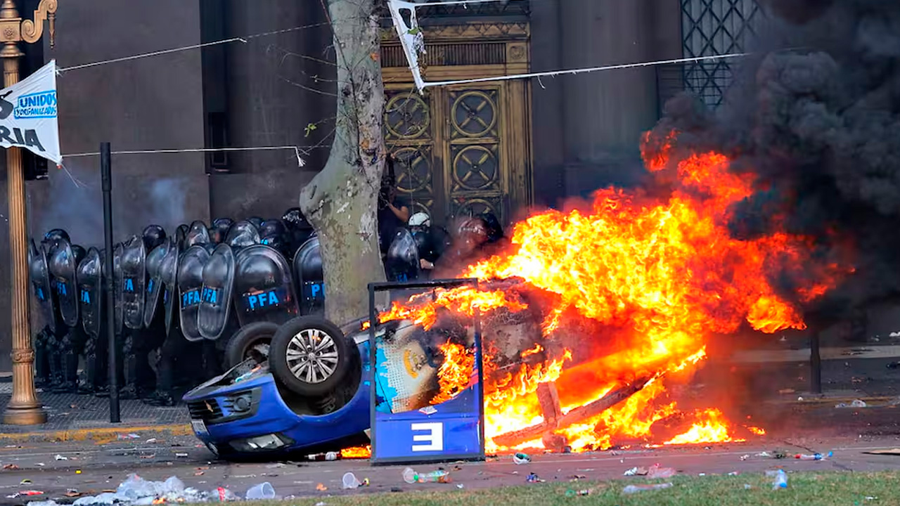 Los manifestantes prendieron fuego un auto de la cadena de radio Cadena 3