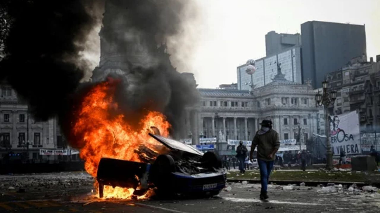 Otra postal de los incidentes en el Congreso: los manifestantes prendieron fuego un auto