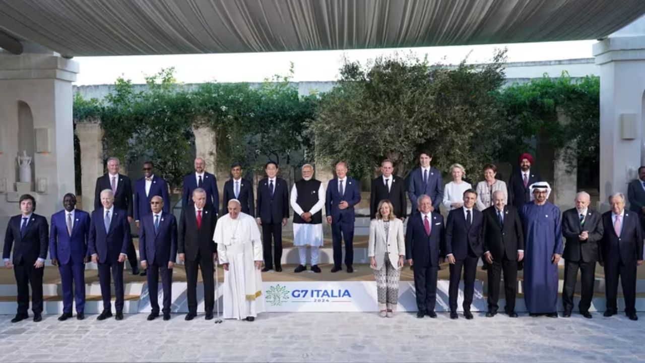 La imagen oficial de la Cumbre del G7. Milei quedó en una de las puntas, mientras que el centro fue reservado para el Papa Francisco y Meloni