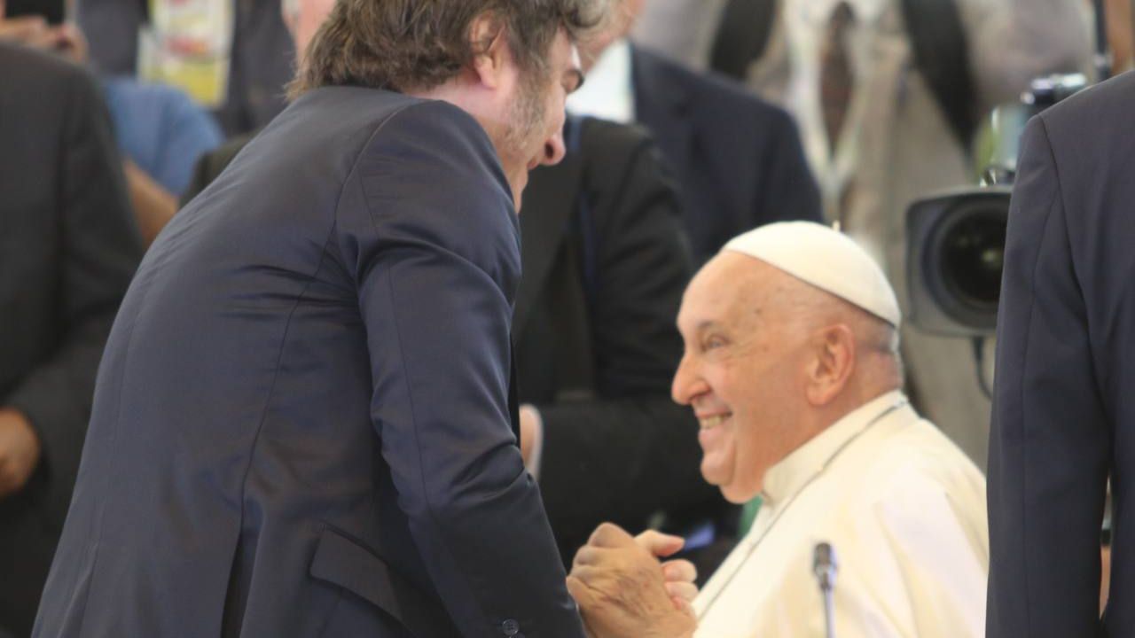 Milei saludó al Papa Francisco y tuvieron un breve intercambio de palabras, que quedó registrado en fotos y videos