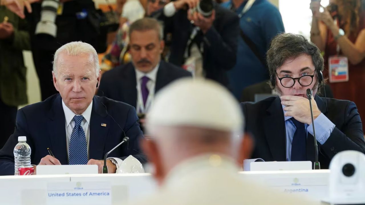 Otra de las postales de la jornada: Milei y Biden escuchando al Papa Francisco, durante la Cumbre del G7