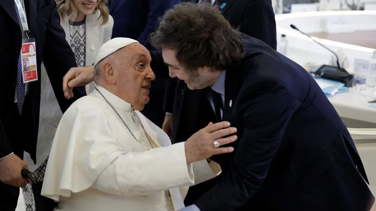 El saludo de Milei con el Papa Francisco. El encuentro rápidamente se viralizó en las redes sociales
