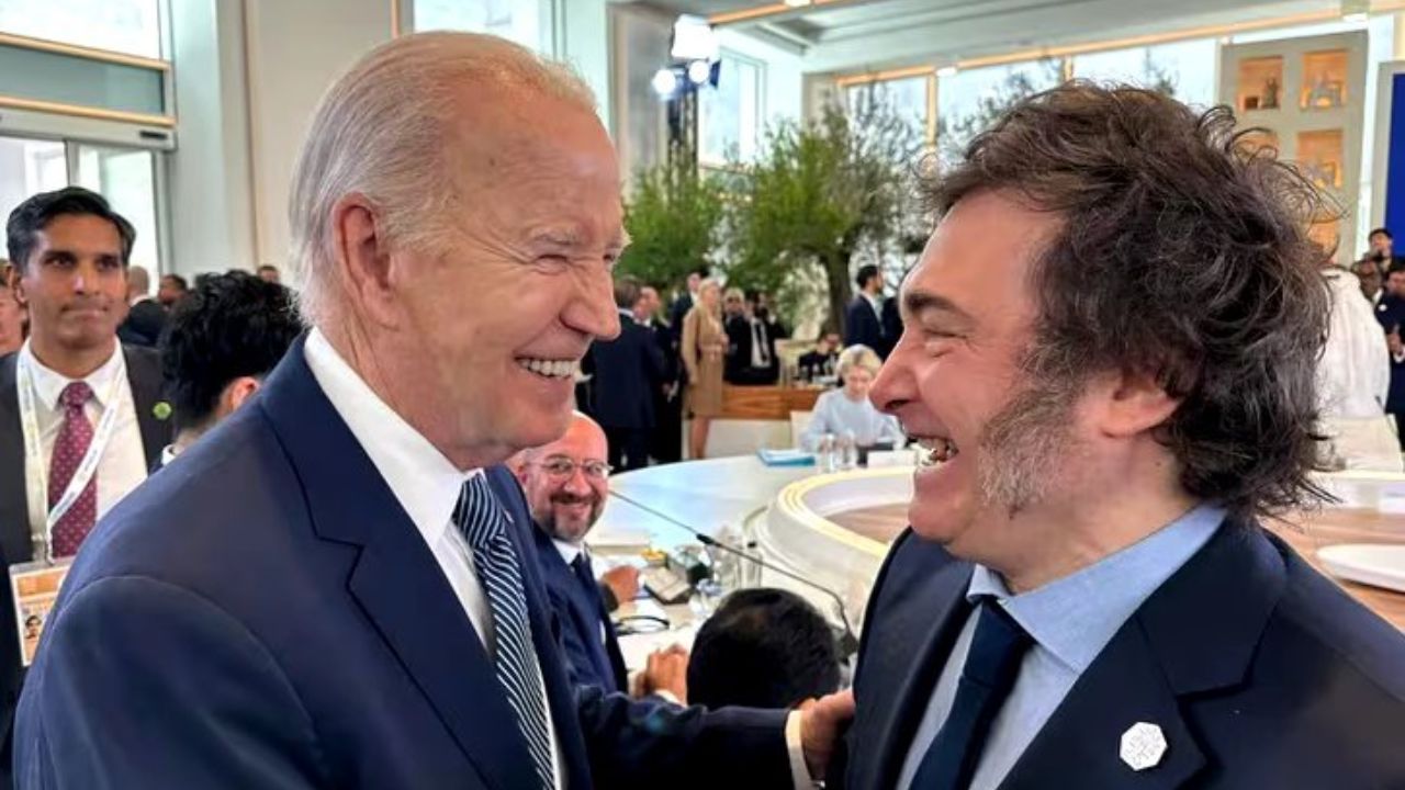 Otras de las imágenes de Milei con Biden, durante la Cumbre del G7