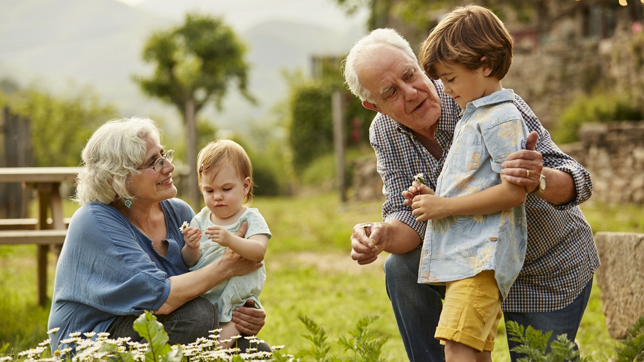 Licencias para abuelos, para que puedan cuidar de los nietos cuando nacen