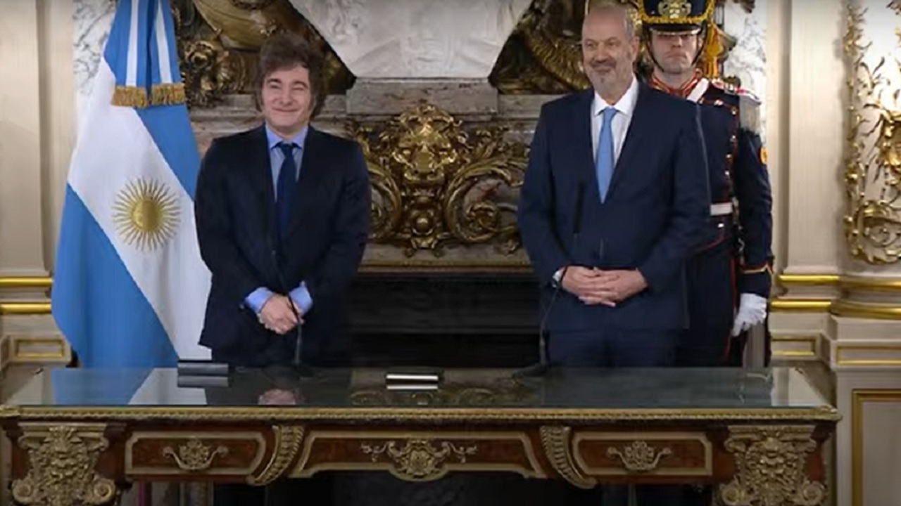 El presidente Javier Milei le tomó juramento a Federico Sturzenegger, quien asumió como nuevo ministro de Desregulación 