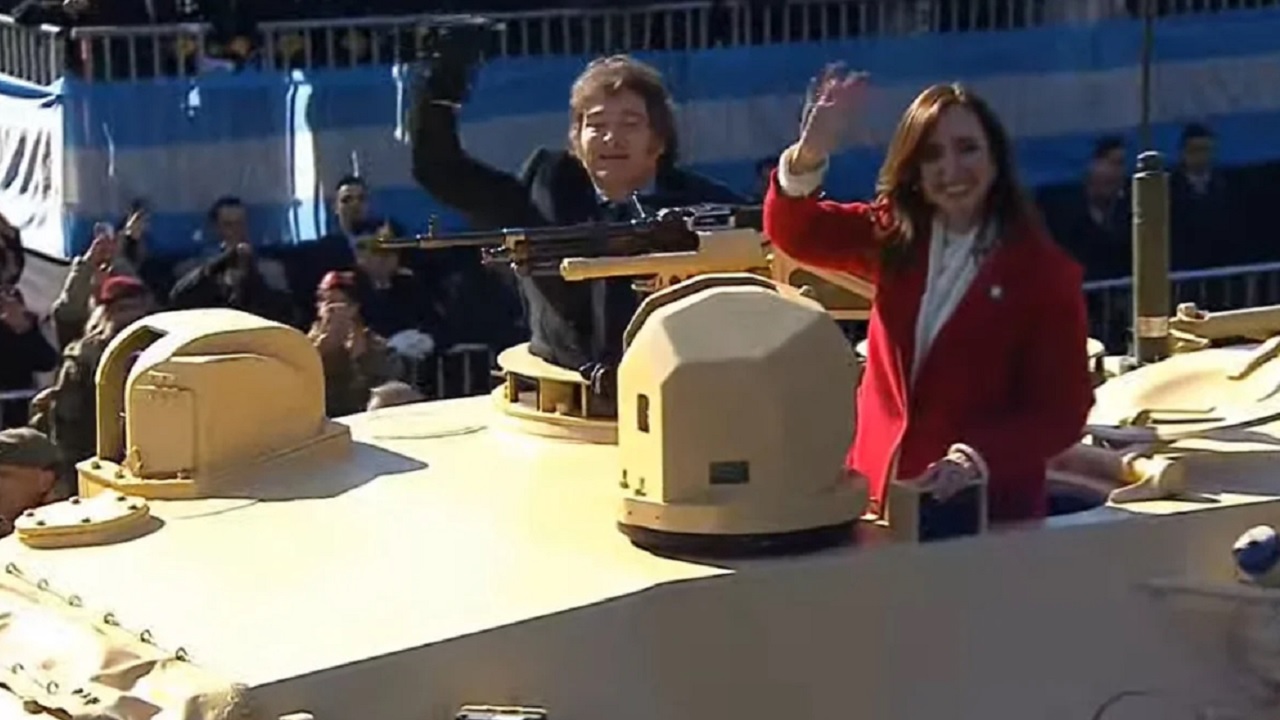 Javier Milei y la vicepresidenta subieron a un tanque al cierre del desfile