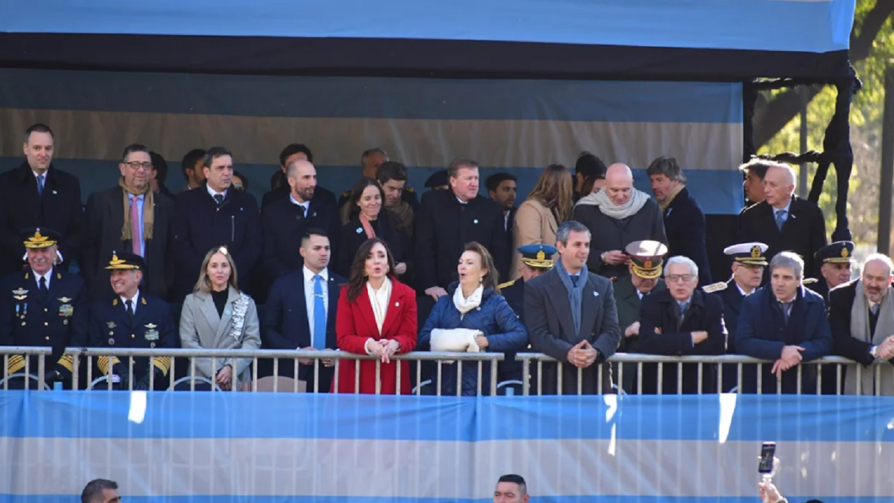 El presidente Javier Milei y la vicepresidenta Victoria Villarruel se sumaron al Desfile militar