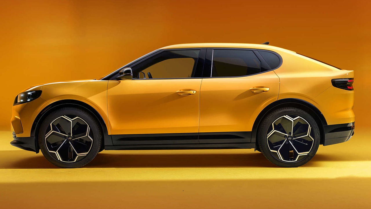 El perfil del nuevo Capri luce una silueta mezcla de SUV con coupé.