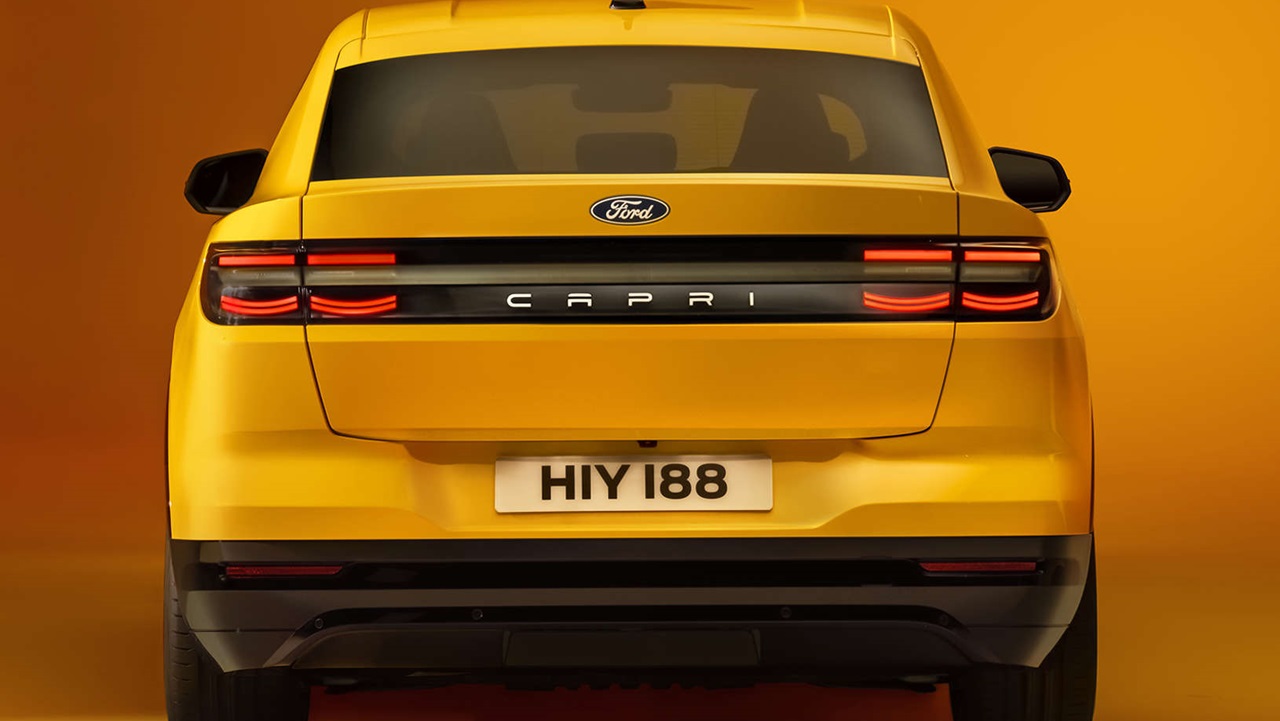 Las terminaciones del Capri en la parte posterior tienen un detalle llamativo en negro.