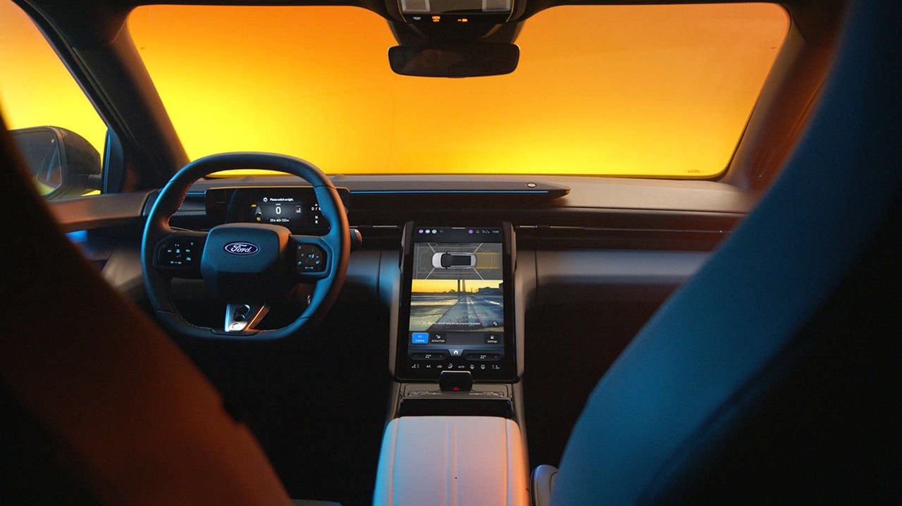 Por dentro, el Capri se destaca por una gran pantalla.