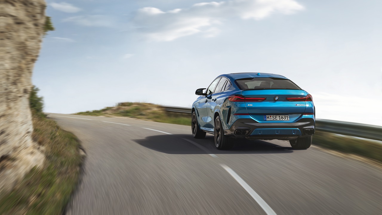 El BMW tiene silueta coupé.