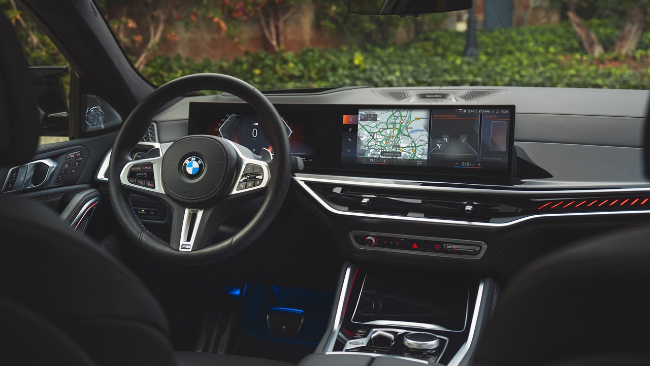 El BMW tiene un interior con pantalla de 12 pulgadas.